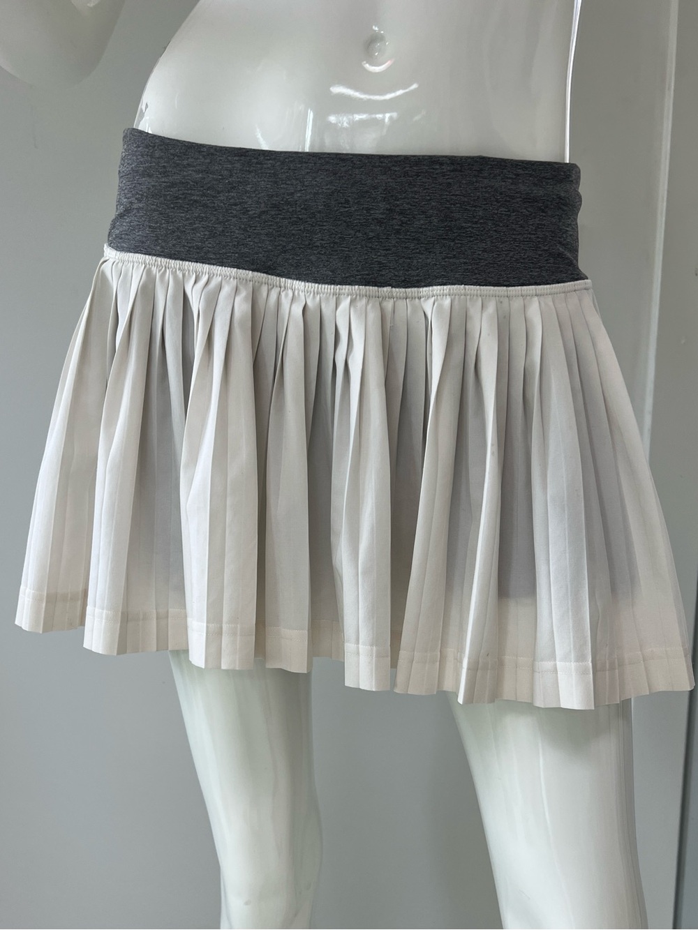 Lululemon Pleated White Mini Skirt skort Waistband size 6  Casual Sport look
